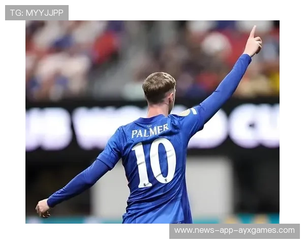 切尔西右侧斜传精准，帕尔默禁区捅射命中