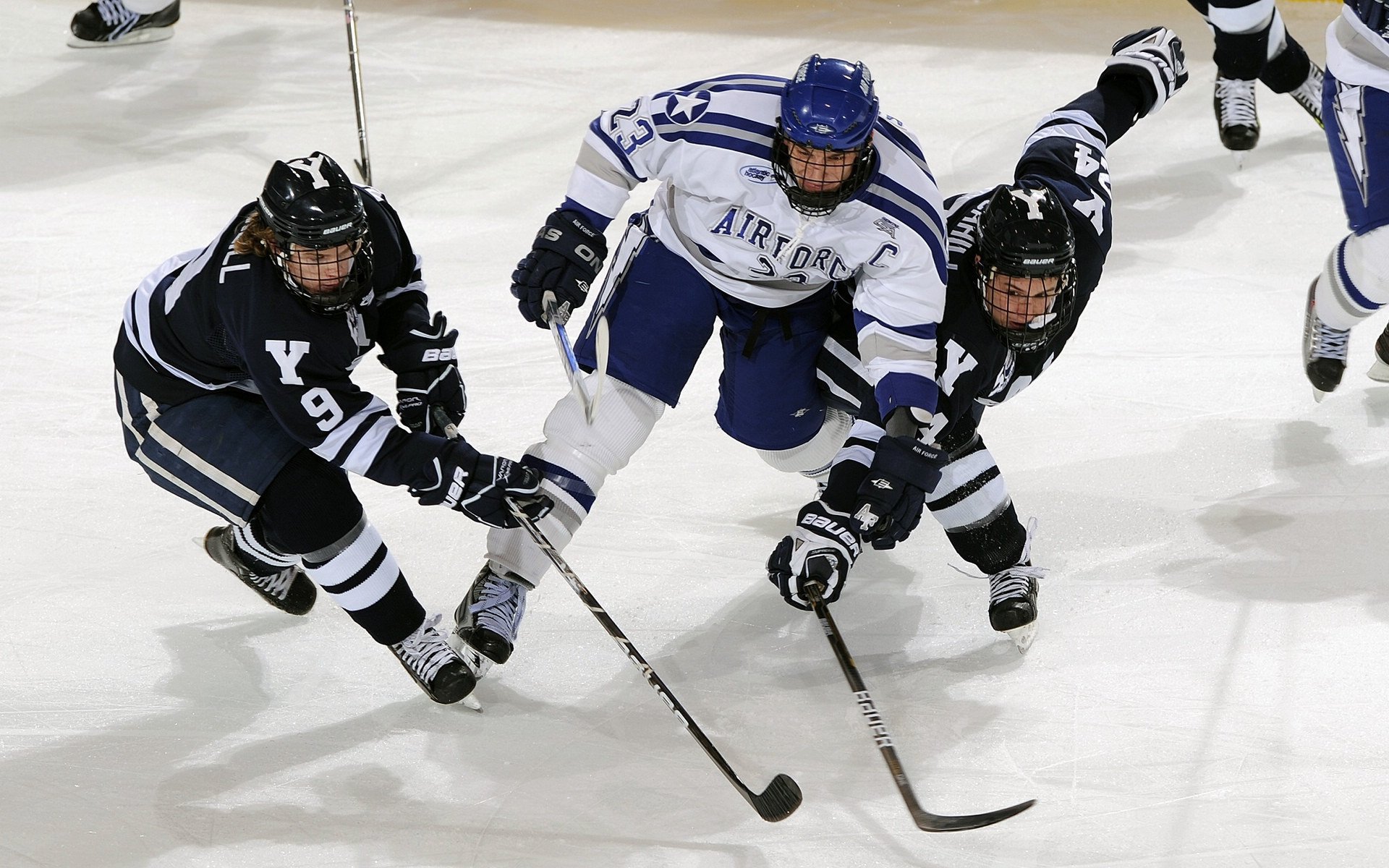 综合体育系“学院杯羽毛球团体赛” 决赛打满五场才分出胜负
